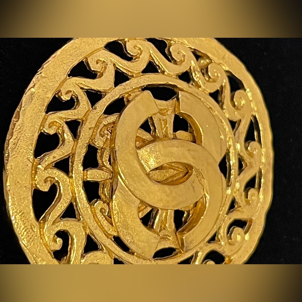 “SOMEWHAT RARE” 💯% AUTHENTIC VINTAGE CHANEL 1995 CC Medallions Brooch (95-A) - Picture 10 of 12